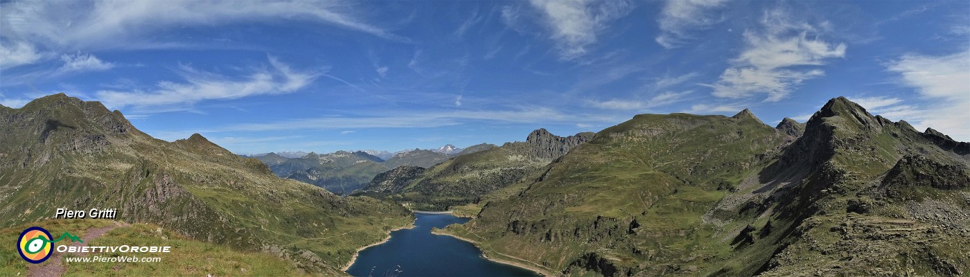 34  Vista panoramica verso i Laghi Gemelli e le sue montagne dalla  Cima di Mezzeno (2230 m).jpg